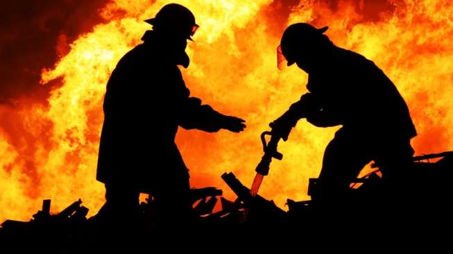Sudin Gulkarmat in Tanjung Priok Extinguish Blaze in a Residential Area